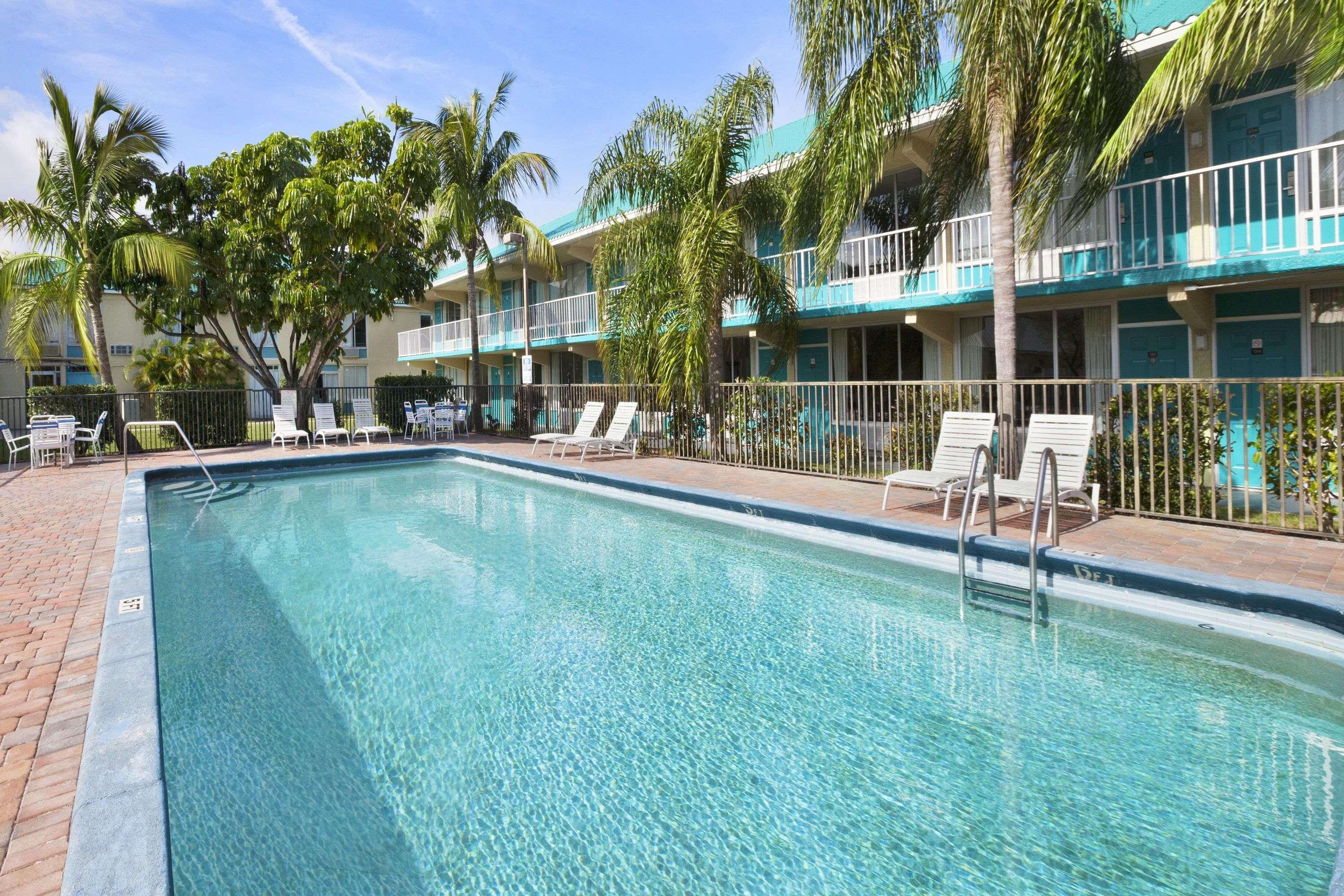 Days Inn & Suites By Wyndham Fort Pierce Midtown Eksteriør bilde