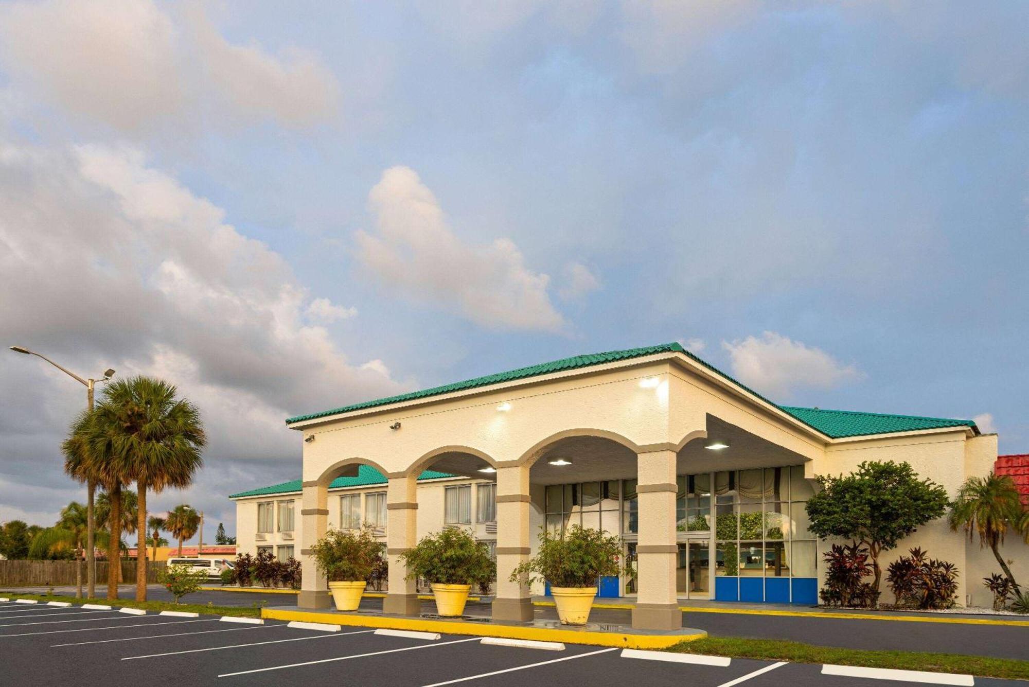 Days Inn By Wyndham Fort Pierce Midtown Eksteriør bilde